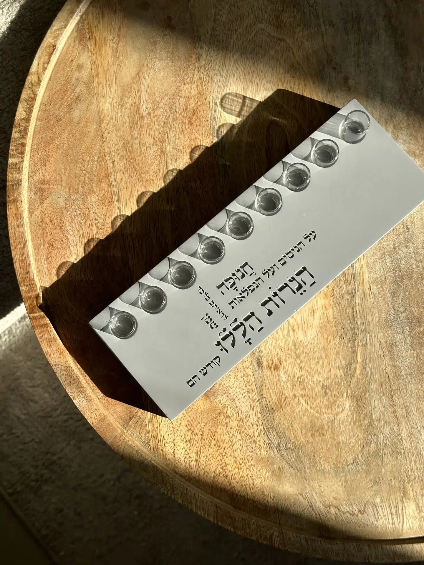 חנוכיה יוקרתית מבטון בעבודת יד, מתאימה להוספת אור וקדושה לבית היהודי בחג החנוכה.