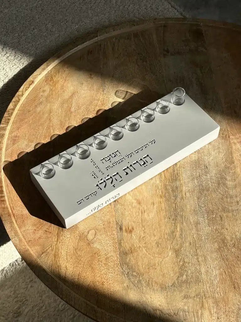 חנוכיה יוקרתית מבטון בעבודת יד, מתאימה להוספת אור וקדושה לבית היהודי בחג החנוכה.