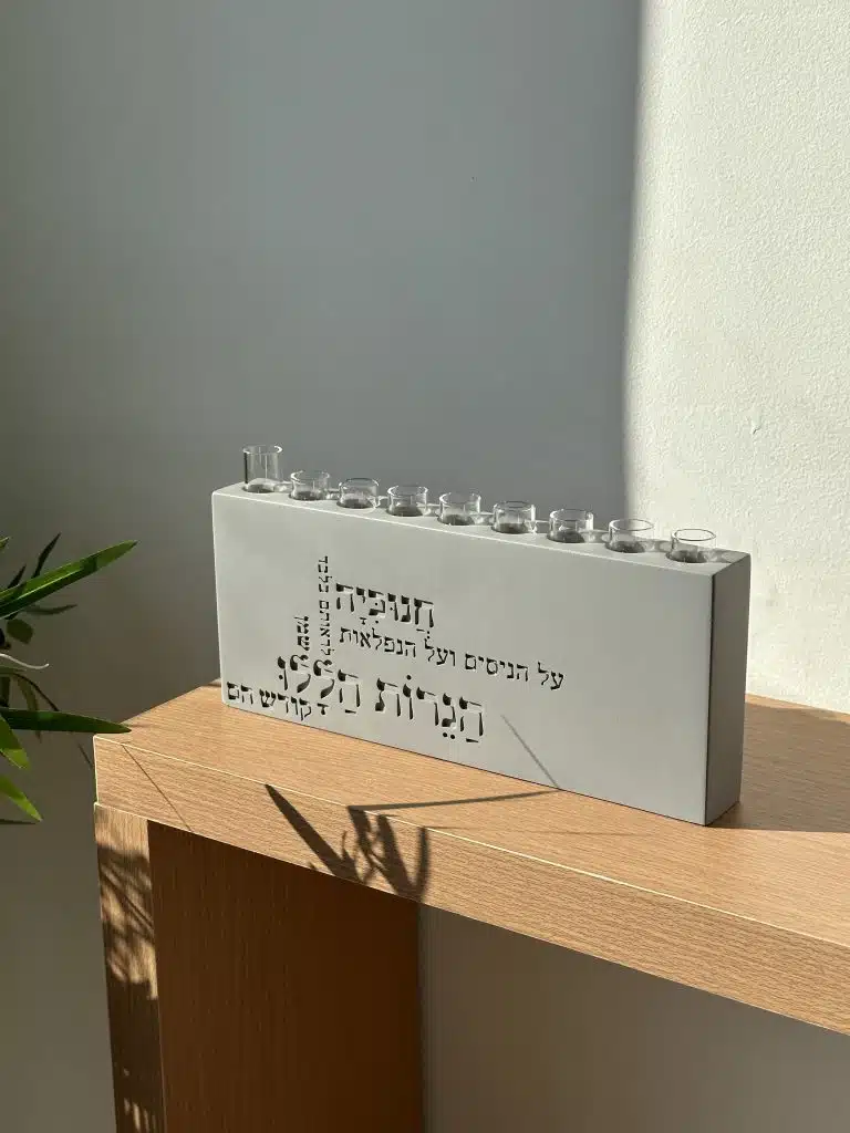 חנוכייה יוקרתית מבטון בעבודת יד, מתאימה להוספת אור וקדושה לבית היהודי בחג החנוכה.