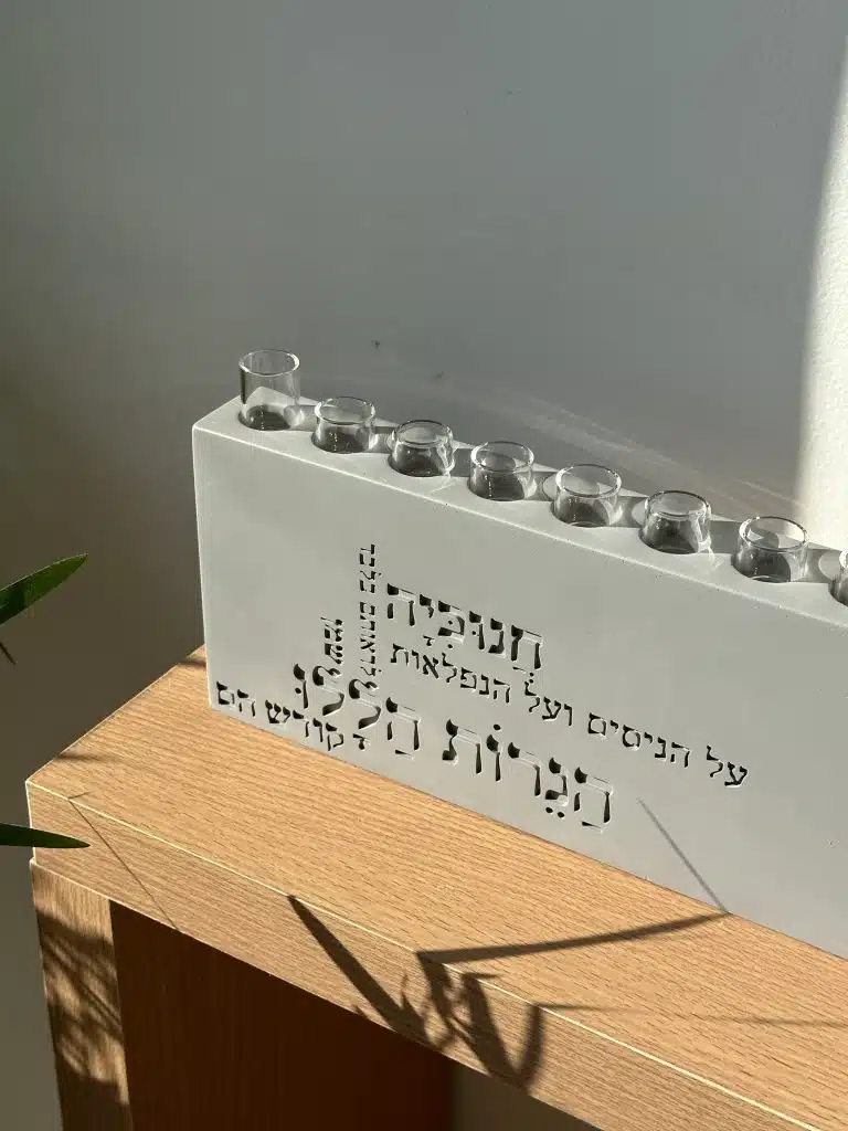 חנוכייה יוקרתית מבטון בעבודת יד, מתאימה להוספת אור וקדושה לבית היהודי בחג החנוכה.