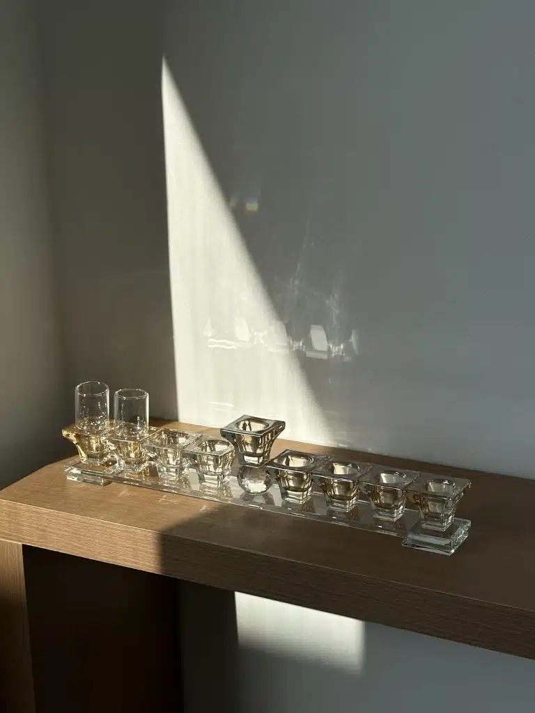 חנוכיית קריסטל מהודרת בעיצוב יוקרתי - לשולחן חג החנוכה