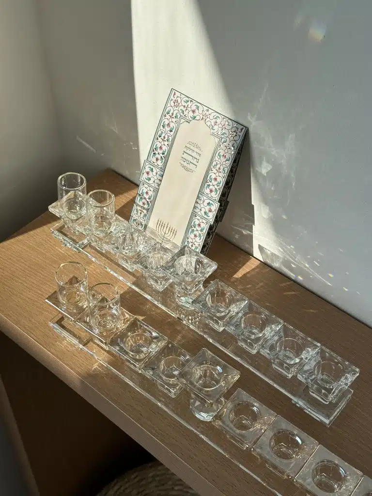 חנוכיית קריסטל מהודרת בעיצוב יוקרתי - לשולחן חג החנוכה