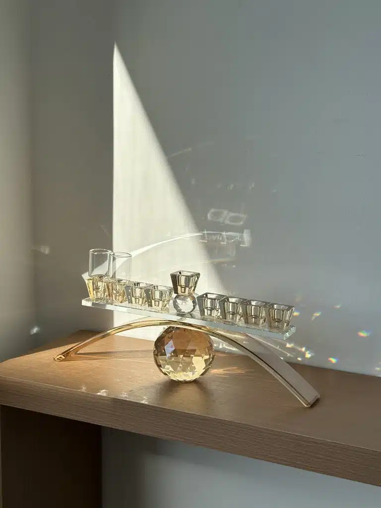 חנוכיית קריסטל מהודרת בעיצוב יוקרתי - לשולחן חג החנוכה