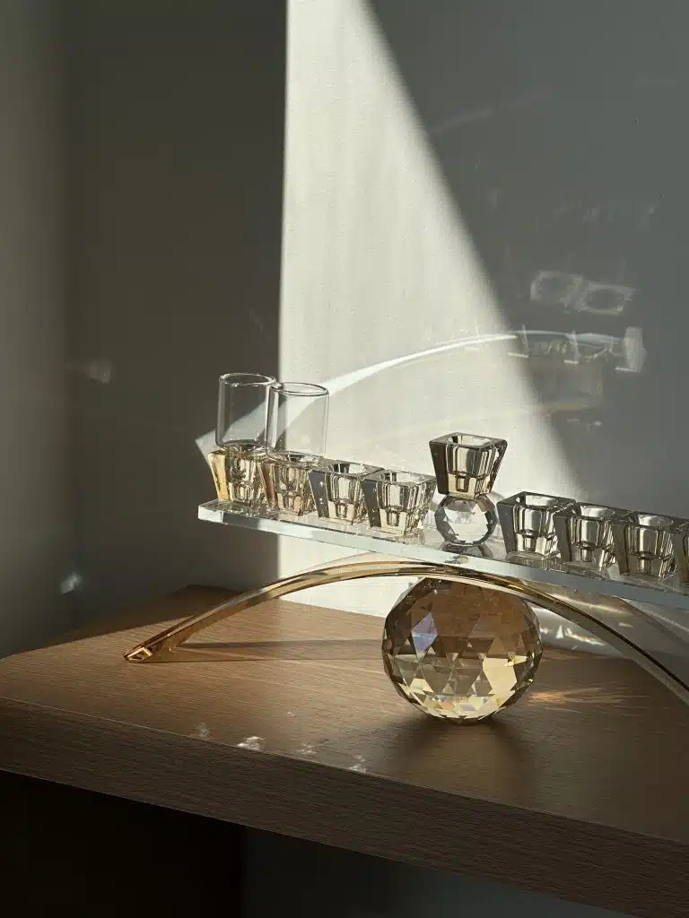 חנוכיית קריסטל מהודרת בעיצוב יוקרתי - לשולחן חג החנוכה