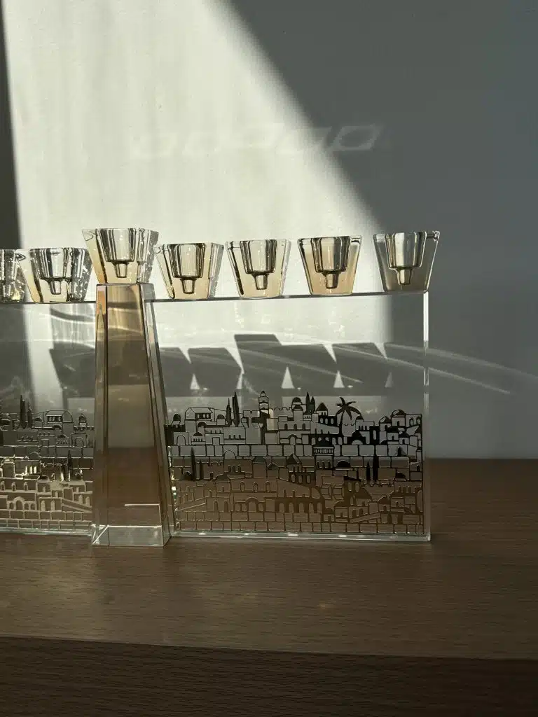 חנוכיית קריסטל מהודרת בעיצוב יוקרתי - לשולחן חג החנוכה