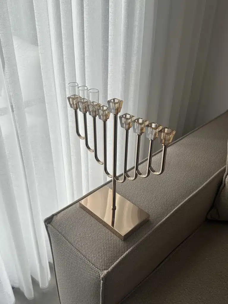 חנוכיית קריסטל מהודרת בעיצוב יוקרתי - לשולחן חג החנוכה