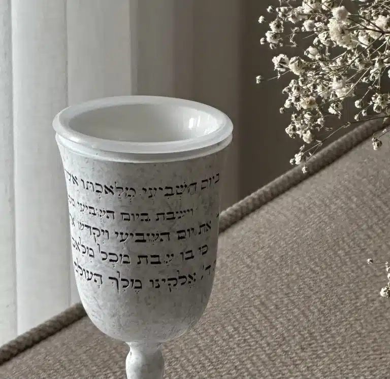 כוס קידוש ייחודי מפולירזין עם חריטה מיוחדת בגוון לבן