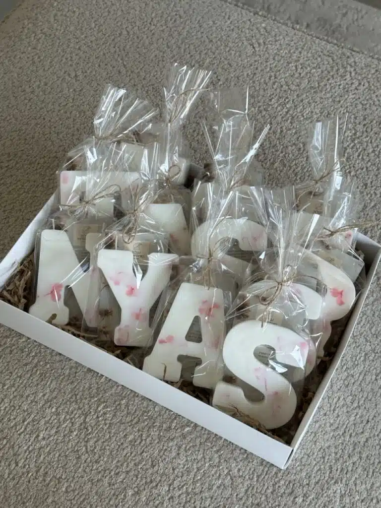 נר אות עם פרחים