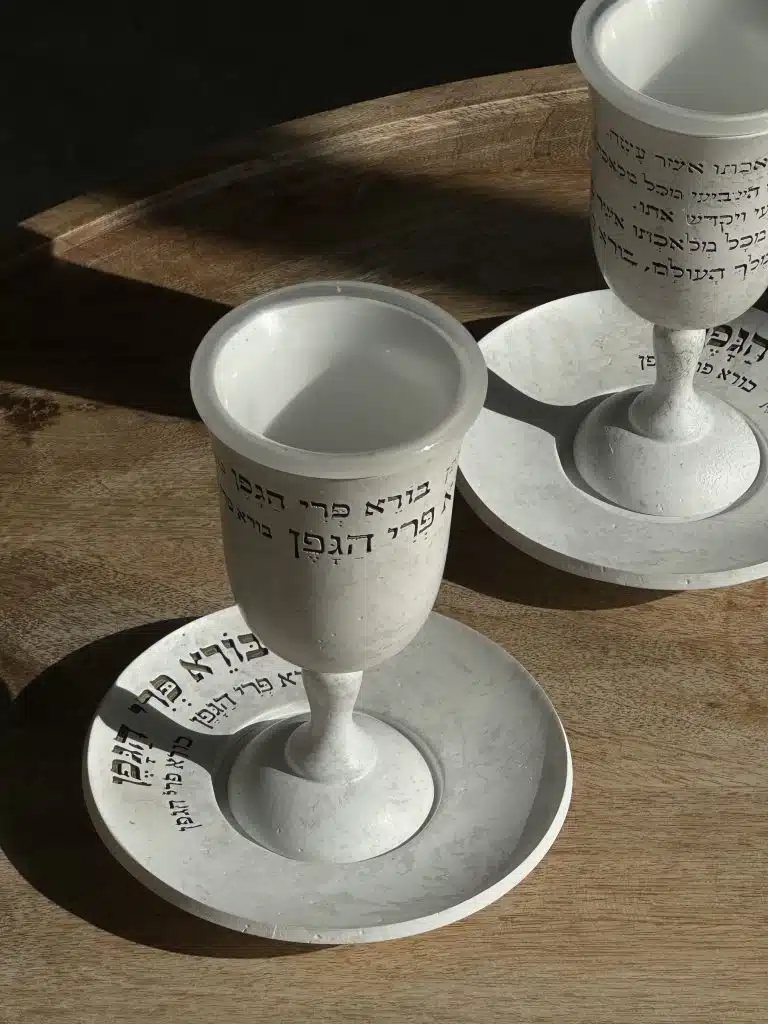 גביע קידוש ייחודי מפולירזין עם חריטה מיוחדת בגוון לבן