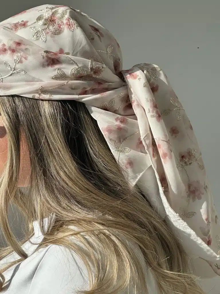 כיסוי ראש לנשים – מטפחת אלגנטית בעיצוב חדשני מבית שלוה בארמונותיך