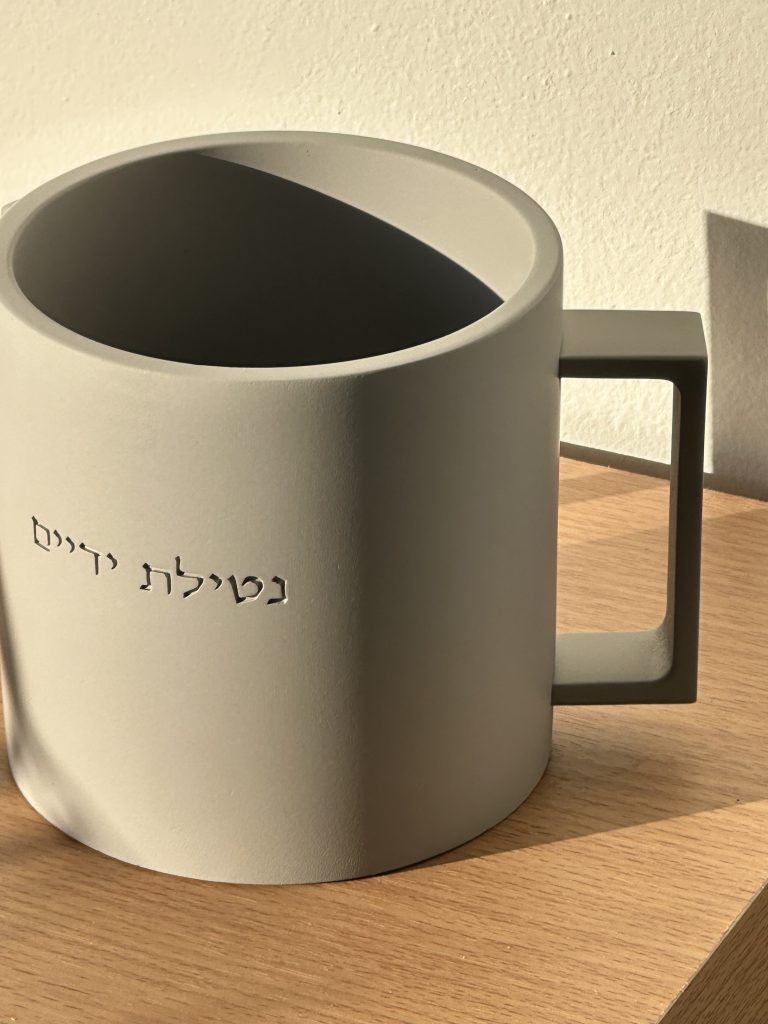 נטלה מהודרת בטון – יוקרה וקדושה לבית | שלוה בארמונותיך