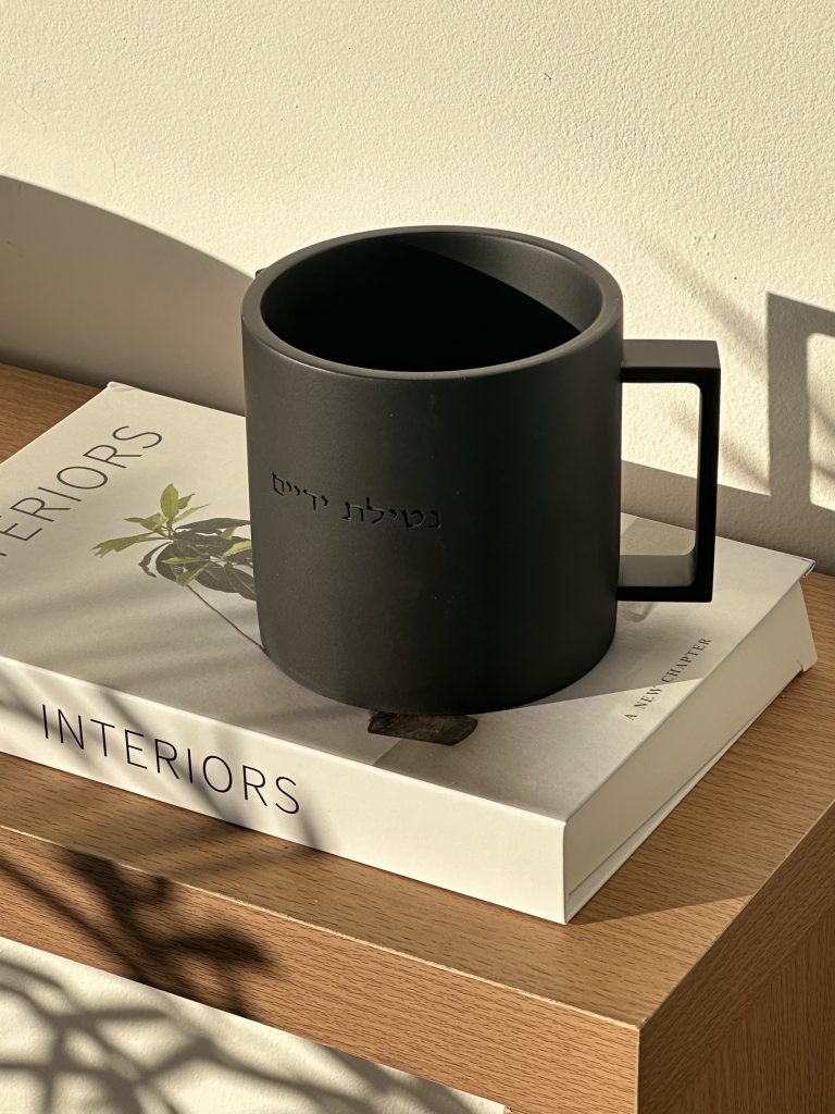 נטלה מהודרת בטון – יוקרה וקדושה לבית | שלוה בארמונותיך